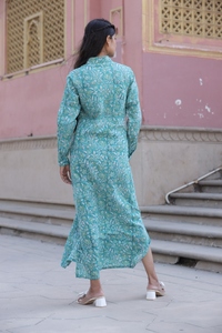 Vestido Casual 100% Algodón con Estampado Floral de Hojas Verdes y Azules en el Cuello y Mangas Largas para Oficina o Salidas - Product Image 4