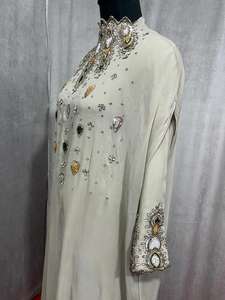 Panneau de luxe de créateur pour broderie de cou de mariée, entièrement perlé à la main, avec pierres de cristal et sequins sur tissu organza - Product Image 6