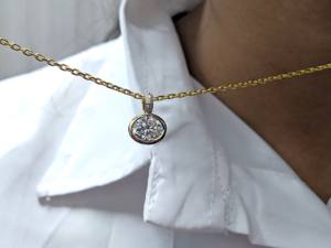 Colgante de boda con diamante cultivado en laboratorio de corte ovalado de 2 quilates con engaste de bisel para mujer, colgante de diamante de estilo vintage en oro amarillo macizo de 14 quilates. - Product Image 2