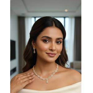 Collar con Colgante Clásico de Aura de Marfil de Alta Demanda con Juego de Aretes a Juego para Mujer, Disponible para la Venta - Product Image 1