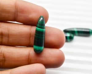 Cabochon en cristal de malachite naturelle gouttes 28X8 MM env. Pierres précieuses vertes en vrac pour la fabrication de bijoux - Product Image 2