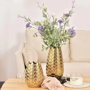 Vase en métal doré design pour la décoration de maison de luxe Pièce maîtresse élégante et présentation florale moderne ou moderne - Product Image 1