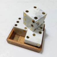 Ensemble de dés de luxe carrés élégants en marbre faits à la main avec support en bois – Jeu de 5 pièces pour décoration de table, jeux et cadeaux
