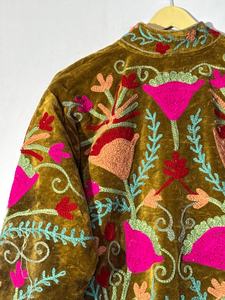 Chaqueta de Invierno de Terciopelo con Bordado Suzani Indio, Chaqueta Corta Hecha a Mano para Festivales, Ropa Exterior Étnica Bohemia - Product Image 2