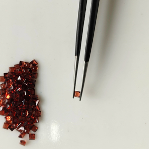 พลอยโกเมนสีแดงธรรมชาติ ขนาด 2.5 มม. ทรงเหลี่ยมแบบสเต็ปคัต คุณภาพดีที่สุด สำหรับทำเครื่องประดับ - Product Image 1
