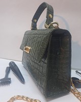 Sac à bandoulière mini de luxe Anwar Enterprises en cuir croco plaqué avec chaînes et bouton lettre pour femme – Vente en gros