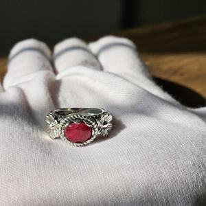 Bague en argent sterling avec fleur en rubis pour fiançailles, mariage, fête et anniversaire - Style religieux - Product Image 2