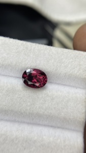 พลอยโรโดไลต์การ์เนตธรรมชาติทรงรีขนาด 9x7 มม. คุณภาพสีเยี่ยม น้ำหนัก 2.71 กะรัต ผ่านการตรวจสอบด้วยลูเป้ - Product Image 2