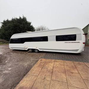 Remorque de camping robuste 4x4 conçue pour les itinéraires tout-terrain extrêmes, avec une carrosserie renforcée et un espace de vie confortable - Product Image 3