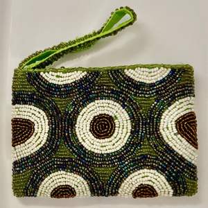 Porte-monnaie brodé à la main avec perles détaillées - Product Image 1