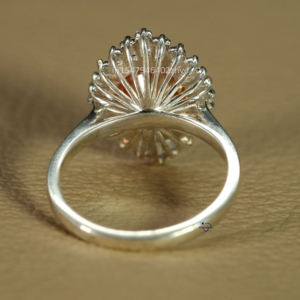 Lujoso anillo de bodas de oro blanco de 14 KT para mujer con moissanita mejorada redonda brillante y diamantes de corte baguette VVS claridad - Product Image 4