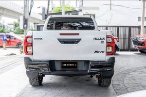 รถกระบะโตโยต้า ไฮลักซ์ คอนเควสต์ ดับเบิ้ลแค็บ ปี 2024 พวงมาลัยซ้าย ภายในสีเข้ม - Product Image 6