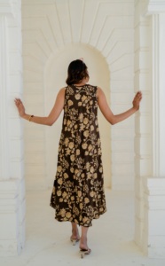 Robe midi saphir à imprimé ethnique, col en V, style bohème, pour l'été et les croisières, dos ouvert, fluide, bleu et blanc, tenue de plage lavable, coupe trapèze - Product Image 2