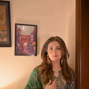 Ensemble haut et pantalon de style indien en faux georgette avec broderie de sequins, travail de broderie de sequins en faux georgette sur le dupatta - Product Image 1