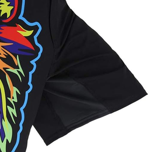 Short de combat MMA personnalisé de qualité supérieure avec impression graphique sur panneau latéral Short MMA en polyester durable avec fermeture à la taille Velcro en meilleure vente - Product Image 3