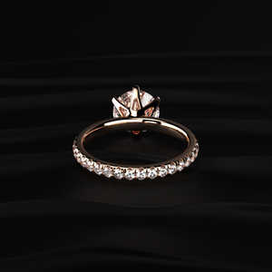 Impresionante anillo de compromiso de oro rosa con moissanita redonda brillante de 2 quilates, banda fina con pavé, elegante joyería nupcial para vendedores de comercio electrónico - Product Image 5