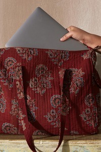 กระเป๋าเดินทางผ้าฝ้ายพิมพ์ลายด้วยมือแบบ Ajrak หรูหรา ปิดด้วยซิป เหมาะสำหรับวันหยุดสุดสัปดาห์ กีฬา ความจุขนาดใหญ่ เป็นมิตรกับสิ่งแวดล้อม ทนทาน คุณภาพสูง - Product Image 4