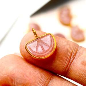 หินควอตซ์ธรรมชาติสีชมพูสตรอเบอรี่สลักรูปผลไม้สีส้มชาร์มคริสตัลสีทองพร้อมจี้อัญมณีควอตซ์ - Product Image 1