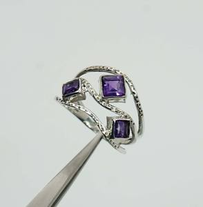 แหวนพลอยหลายเม็ดสีเงินสเตอร์ลิงพร้อมขอบตั้งเป็น925สำหรับเดือนพลอยพลอยสีม่วงตัดเป็นรูปเจ้าหญิง - Product Image 1