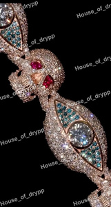 Bracelet en argent 925 avec design crâne en moissanite et accents de pierres rouges et bleues, serti pavé, effet diamant, bijou tendance - Product Image 3