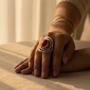 Anillo Abierto de Plata 925 con Coral Rojo, Joyería Moderna y Elegante para Mujer, Incrustaciones de 18K, Duradero y Cómodo - Product Image 3