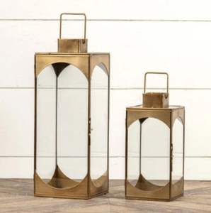 Lanterne en laiton d'inspiration marocaine avec panneaux en verre idéale pour créer une ambiance exotique dans les espaces intérieurs ou extérieurs - Product Image 3