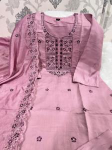 Banane en soie de couleur étonnante avec broderie manuelle Pantalon Kuarti et Dupatta Fabricant et exportateur au taux le plus bas - Product Image 4