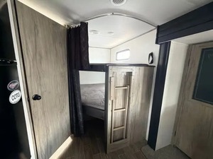 Caravane d'occasion 2022 F-o-r-e-s-t R-i-v-e-r A-l-p-h-a W-o-l-f 23DBH-L à vendre - Product Image 5