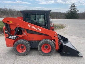 Cargadora de orugas Kubota SSV65 con retroexcavadora delantera/trasera, motor diésel fiable usado, 2 años de garantía, ideal para construcción y agricultura. - Product Image 3