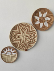 Plato de pared de hierba moonj cosido a mano estilo bohemio en negro y naranja quemado, disponible a precios al por mayor para exportación. - Product Image 6