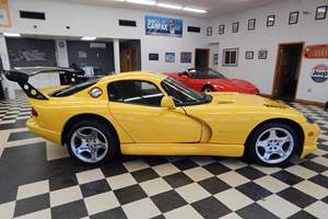 Dodge Viper GTS 2001 Usado, ~20200 Millas, Transmisión Manual de 6 Velocidades, Motor V10 de 8.0 Litros, Color Amarillo Viper de Carreras - Product Image 2