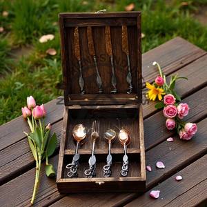 Nouvelle édition Ensemble de couverts en cuivre de style antique Ensemble de couverts en cuivre médiéval 20 pièces Ensemble de couverts avec boîte en bois Ensemble de repas de camping - Product Image 1