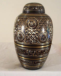 โกศใส่เถ้ากระดูกสำหรับมนุษย์และสัตว์เลี้ยงที่น่าจดจำลายนูนโลหะสีโบราณ - Product Image 2