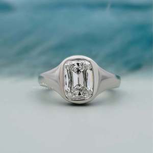 Bague de fiançailles pour femme en diamant de laboratoire taille coussin style Old Mine, certifiée IGI avec sertissage clos - Product Image 1