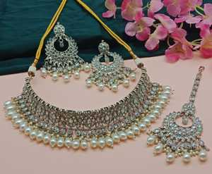 Boucles d'oreilles fantaisie en plaqué or avec motif de fleur indienne, ensemble collier et bijoux Maagttika - Product Image 5