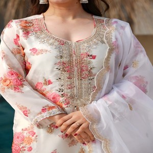Conjunto de Kurti, Pantalón y Dupatta de Seda Tebby VASTRA COTTAGE para Mujer, Estampado Digital, Bordado, Lentejuelas, Diseño Étnico - Product Image 5