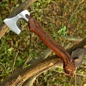 Hache viking haut de gamme en acier à haute teneur en carbone forgé à la main avec gravure artisanale, pour l'extérieur, avec étui en cuir fin - Product Image 5