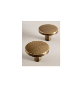 Perillas de latón para muebles antiguos de madera que ofrecen una elegancia atemporal con un toque decorativo artesanal y duradero. - Product Image 5
