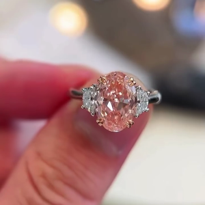 แหวนหมั้นเพชรทรงรีสีชมพูแฟนซี 3.00 กะรัต เพชรเลี้ยงในห้องปฏิบัติการ ความสะอาดระดับ VS สองสี ประดับเพชรสามเม็ด ดีไซน์หรูหราสำหรับงานแต่งงาน - Product Image 1