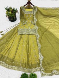 Ensemble Lehenga brodé en georgette étoilée avec tenue traditionnelle élégante Dupatta pour les fêtes et les mariages - Product Image 5