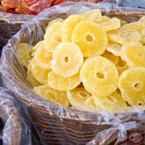 Tropical Sunshine Snack Chips de piña seca Premium Fuente de Vietnam Sabor naturalmente dulce y masticable para exportación a granel al por mayor - Product Image 2