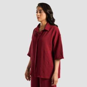 Chemise en lin Ease de couleur bordeaux avec un simple col boutonné - Product Image 3