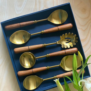 Set de service cuillère conçu à la pointe de la technologie avec touche de couleur dorée et travail du bois - Product Image 1