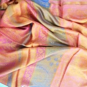 Foulards et châles traditionnels en soie Jacquard pour le printemps - Product Image 1