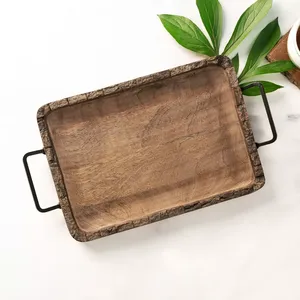 Elegante bandeja para servir de madera de acacia Borde rectangular hecho a mano con mango de hierro Perfecto para servir comida en el hogar Oficina y hoteles - Product Image 1