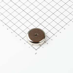 Gripper piatto in neodimio Ø32x8mm con recessione cilindrica - Product Image 1