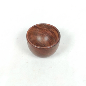 Cuenco de madera de estilo vintage para fines decorativos, con un aspecto rústico y una estructura de madera natural duradera. - Product Image 1