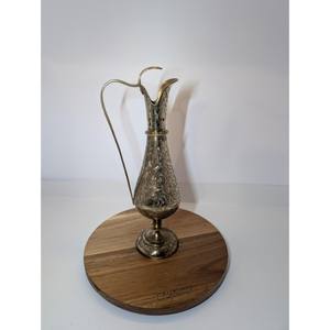 Jarra de latón grabado, jarra vintage, diseño botánico Ewer de Kraft World In India, jarra lujosa para tu comedor con estilo - Product Image 1