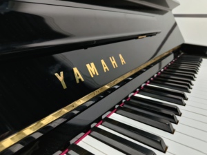 Piano acoustique droit Yamaha U1H d'occasion, professionnel et de luxe, 88 touches, en promotion à prix avantageux - Product Image 2