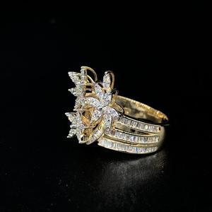 Bague en diamant à triple fleur taille baguette 18 carats Style de fiançailles classique unique Ajoute de la sophistication Toute tenue SI Clarté - Product Image 2